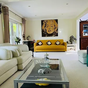 Serene Spacious Homestay Staines-upon-Thames