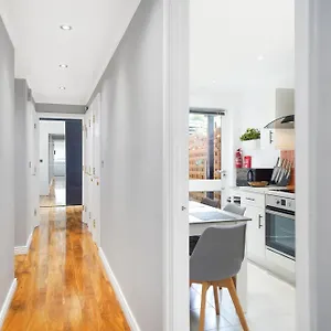 A Beautiful Stylish 2 Bedroom -city Of Apartment London